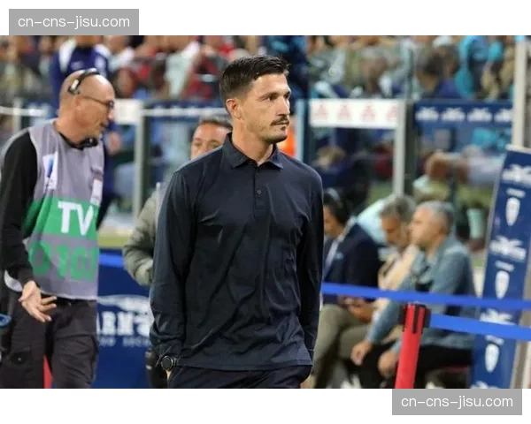 卡利亚里小将在完成首次一线队出场后，与看台上的父亲隔空互动