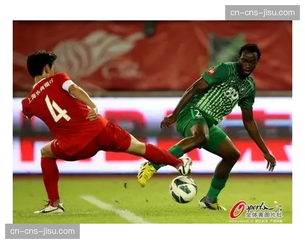 穆西亚拉连续突破三人防守后射门中柱，安联球场一片叹息